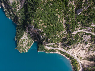 Drohnenaufnahme von einer Straße entlang des Pivsko Jezero Stausee in Montenegro 