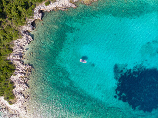 Luftaufnahme einer Bucht an der kroatische Adriaküste zwischen Split und Dubrovnik mit...
