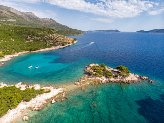 Blick auf die kroatische Adriaküste zwischen Split und Dubrovnik mit kristallklaren türkisen...