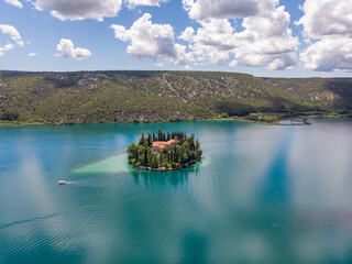 Die Insel Visovac (kroatisch: Visovački muzej) im Krka Nationalpark mit dem Franziskaner Kloster...