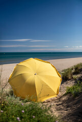 Sonnenschirm am Strand von Valrace Plage, Südfrankreich