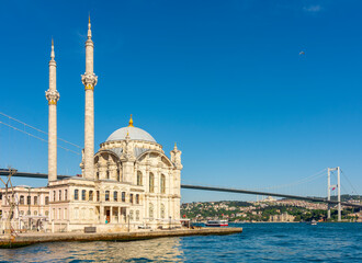 Obraz premium Ortakoy mosque and Bosphorus bridge in Istanbul, Turkey