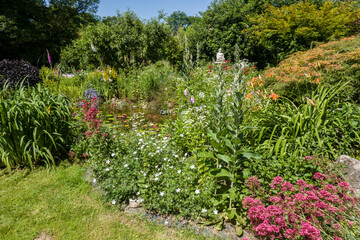 bunter Blumengarten um den Gartenteich