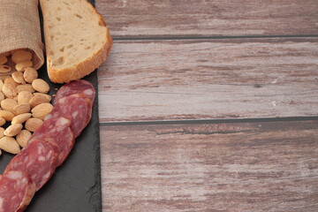 almendras embutido tapa tipica pan 