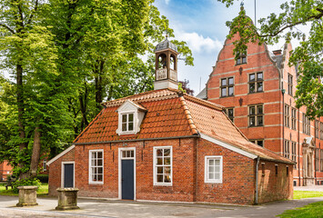 Das historische Pingelhus (auch Schultenhäuschen) im Zentrum der ostfriesischen Kreisstadt Aurich, Ostfriesland, Niedersachsen, Deutschland