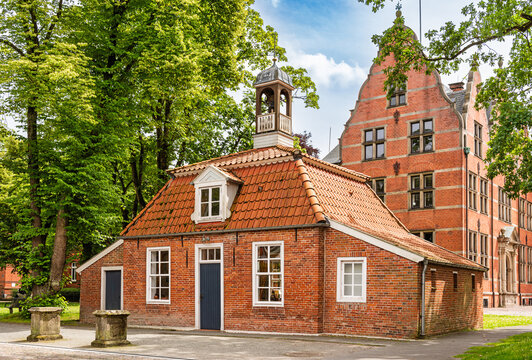 Das historische Pingelhus (auch Schultenh&auml;uschen) im Zentrum der ostfriesischen Kreisstadt Aurich, Ostfriesland, Niedersachsen, Deutschland