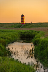 Der Pilsumer Leuchtturm in Ostfriesland bei Sonnenuntergang; Deutschland