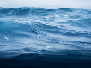 Fototapeta premium a view of the ocean from above with waves in the background