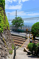 海が見える神戸の塩屋の小さな踏切
