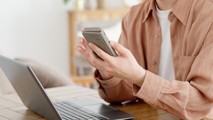 パソコンとスマートフォンを使う男性