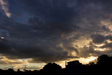 Obraz premium beautiful sky and clouds at sunset over the city