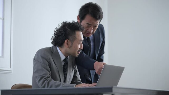 部下に売上ノルマを叱責でどうにかしようとする昭和のパワハラ上司と「またはじまったか～～と」適当にかわす可哀そうなビジネスマン　動画