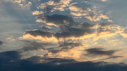 Wunderschöne, atemberaubende Wolkenformation die in unterschiedlichen Farben den Himmel schmückt....