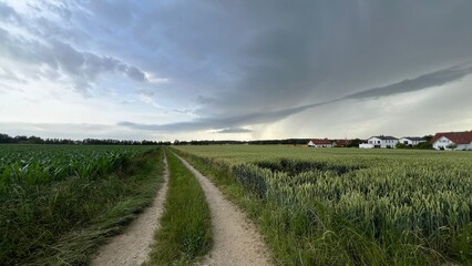 Regenwolken bilden sich am Himmel und kündigen ein Unwetter an. Deutschland Wetter,...