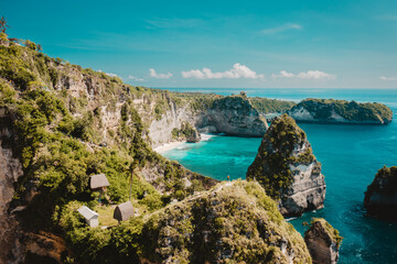 Obraz premium One of the most beautiful travel destination Bali, amazing Diamond Beach Bali with crystal clear azure sea water and scenery mountain rocks in ocean on nature background Bali Indonesia 4K Aerial view