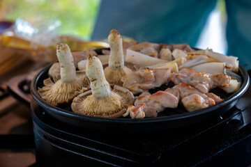 ガスコンロでしいたけや鶏肉を焼く