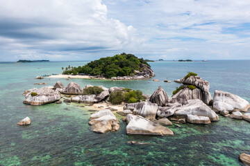 Obraz premium Belitung, Indonesia: Aerial view of the Kelayang island in Belitung in the Java sea in Indonesia, Southeast Asia.