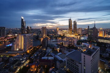 Obraz premium Bangkok, Thailand: Dramatic sunset over the Bangkok skyline along the Chao Praya river in Thailand capital city.