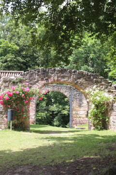 Burgruine Ruine der Burg Lauterburg in R&ouml;dental Oberwohlsbach bei Coburg im Coburger Land