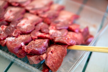 プラスチック容器の上の牛タン