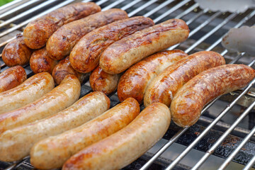 Leckere Bratwurst auf dem Grill