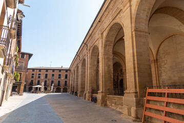 Obraz premium View of the entrance to the old part of the village of Los Arcos in the town of Navarra.