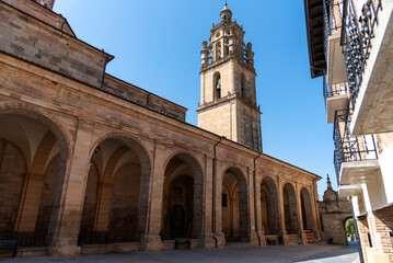 Fototapeta premium Panoramic view of the church and cloister of the medieval church in the tourist pilgrimage village of Los Arcos in Navarre.