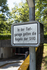 Verkehrszeichen zu StVO an Tiefgarage
