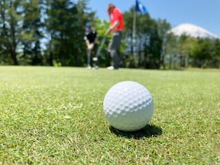 ゴルフ場と白い綺麗なゴルフボール
