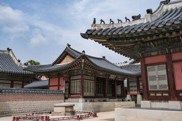 Fototapeta premium 韓国の宮殿の屋根に見られる装飾物