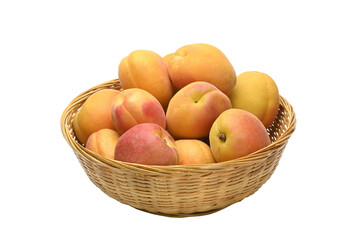 Albaricoques en una canasta de mimbre, fruta fresca