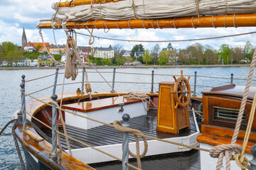 Traditionssegler im Hafen von Eckernförde, Kirche in Borby, Schleswig-Holstein, Deutschland