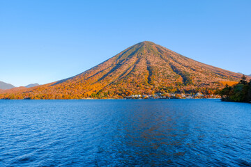 秋の男体山