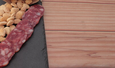 aperitivo almendras fritas salchichon tradiconal