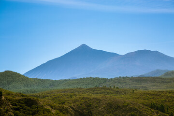 Fototapeta premium Panorama montano estivo con profilo di vulcano