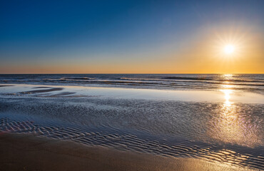 Obraz premium A fantastically beautiful sunset over the North Sea on the beach in Bergen aan Zee NL