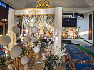 The wedding wedding decoration inside the building is luxurious and majestic