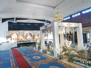 The wedding wedding decoration inside the building is luxurious and majestic
