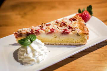 Stück Frucht Kuchen mit Sahne und Erdbeere