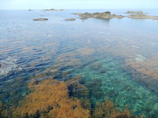 日本新潟県佐渡市の矢島と経島の透き通る海 Yashima and Kyojima, Sado, Niigata