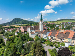Luftbild von der Stadt Engen im Hegau mit der Kirche Mariä Himmelfahrt in der Altstadt, am...