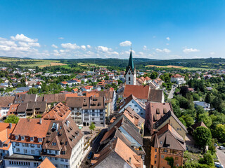 Luftbild von der Stadt Engen im Hegau mit dem Rathausplatz und der Kirche Mariä Himmelfahrt in der Altstadt