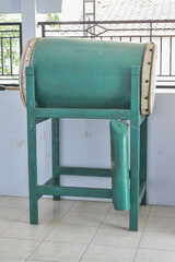 Portrait photo of a drum on the mosque terrace