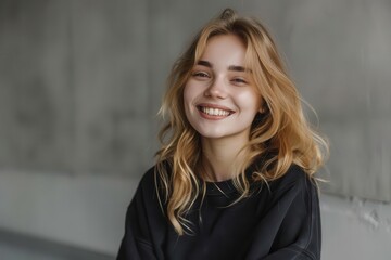Fototapeta premium portrait de jeune femme blonde souriante en sweatshirt noir espace pour texte