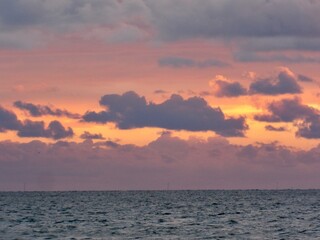Sonnenuntergang am Strand von Utersum auf der Insel Föhr im Wattenmeer der Nordsee mit Blick zu den Leuchturm der Insel Amrum und Wiek