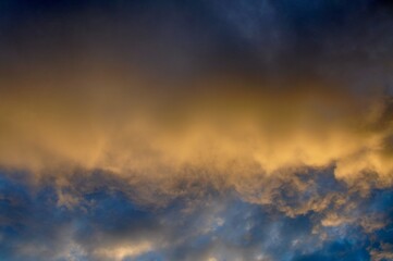 Sonnenuntergang am Strand von Utersum auf der Insel Föhr im Wattenmeer der Nordsee mit Blick zu den Leuchturm der Insel Amrum und Wiek