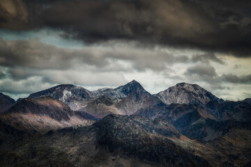 Les plus hauts sommets de l'Ariège dans les Pyrénées sous un ciel nuageux