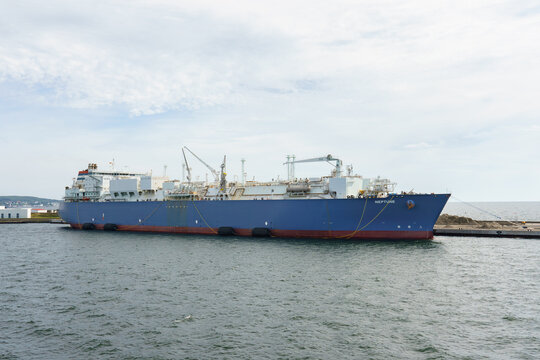 MUKRAN SASSNITZ, R&Uuml;GEN, DEUTSCHLAND - 06.07.2024: Das Regasifizierungsschiff Neptune liegt im Hafen von Mukran auf der Insel R&uuml;gen, um fl&uuml;ssiges LNG in Erdgas umzuwandeln