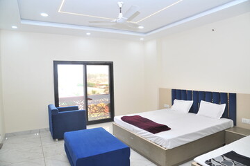 Indian  Hotel Rooms Toilet 