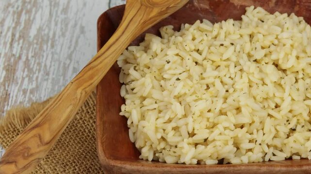 plat de riz aux &eacute;pices, en gros plan, sur une table